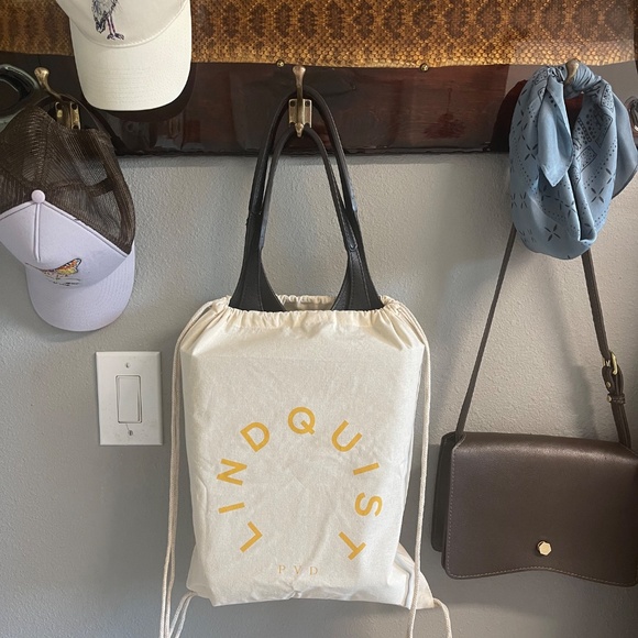 Lindquist Big Ama in Black - Picture 8 of 15